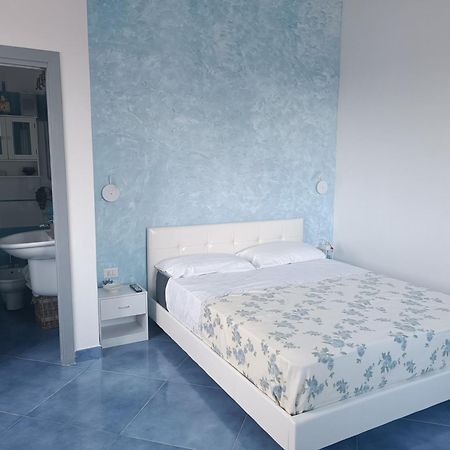 La Luna Nel Pozzo Procida Room photo
